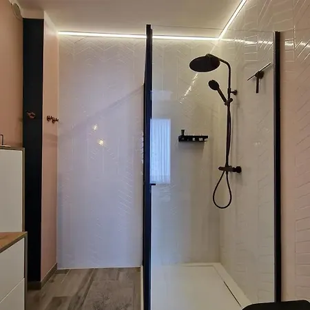 Royal Diamond @ Station Apartment